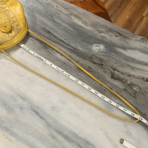 Vintage Yellow Leather Purse with Floret - Picture 16 of 16